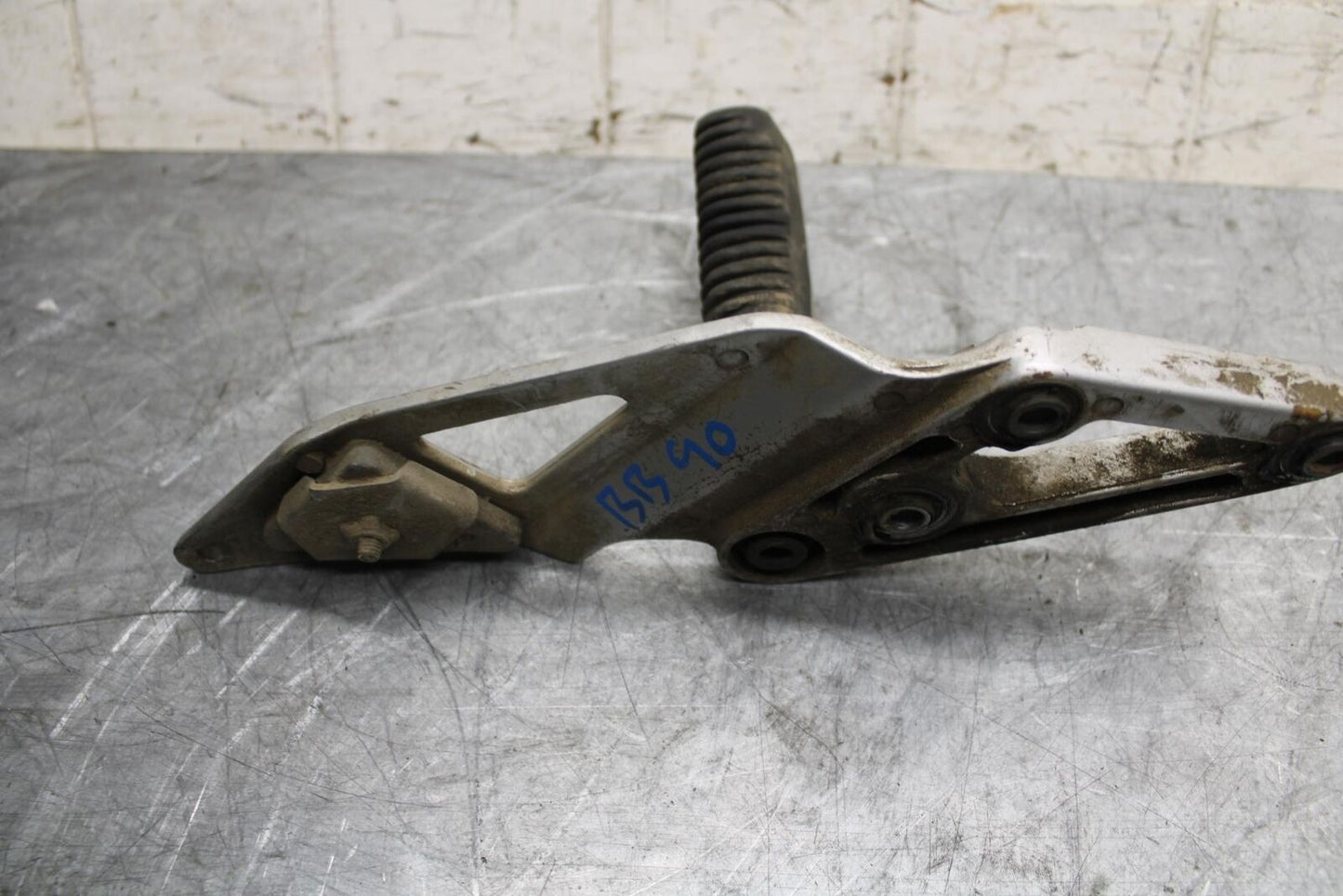 1993 Suzuki GSXR1100W LEFT REARSET REAR SET DRIVER FOOT PEG REST STOP BB46