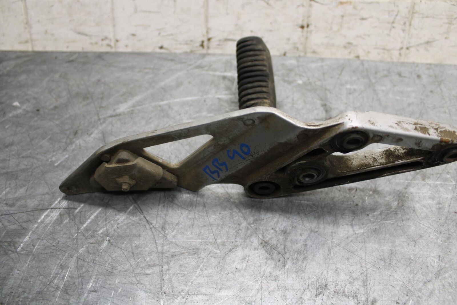 1993 Suzuki GSXR1100W LEFT REARSET REAR SET DRIVER FOOT PEG REST STOP BB46