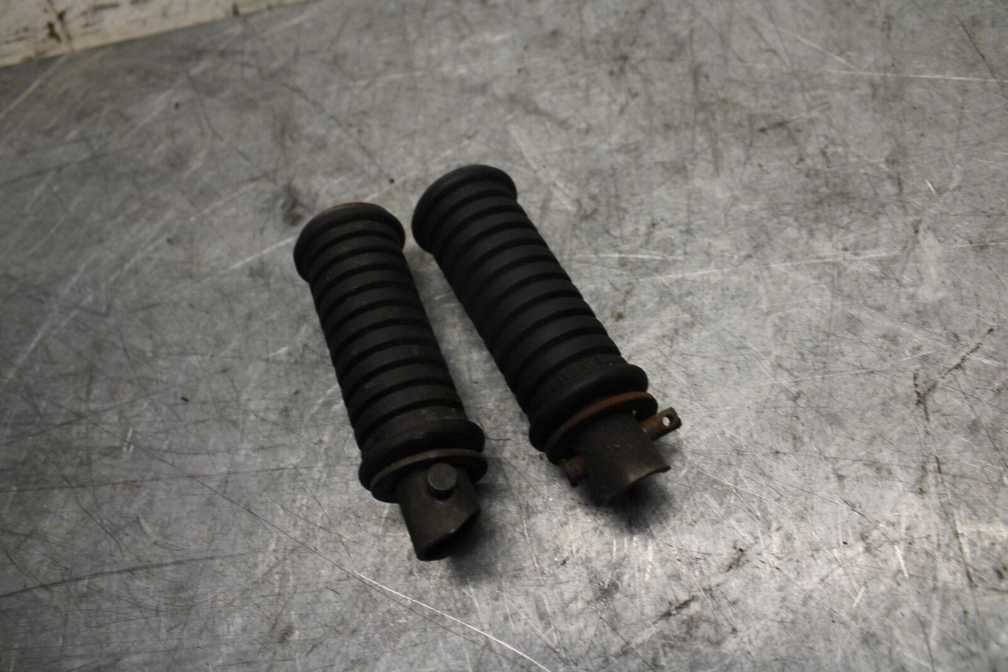 1982 Suzuki GS450L REAR PASSENGER FOOT STEP PEG BB52
