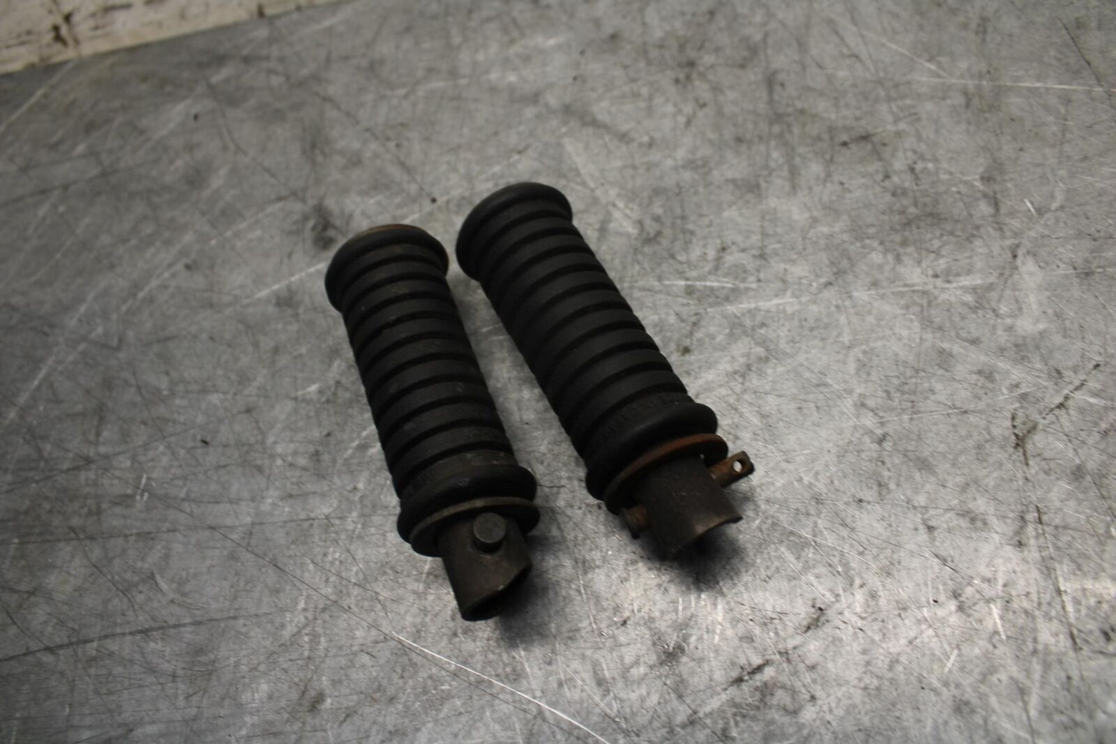 1982 Suzuki GS450L REAR PASSENGER FOOT STEP PEG BB52