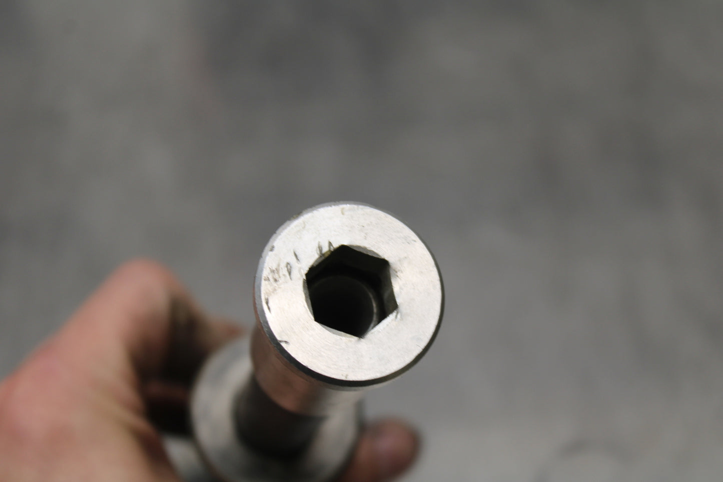 04-05 KAWASAKI NINJA ZX10R FRONT WHEEL RIM AXLE PIVOT BOLT BB163