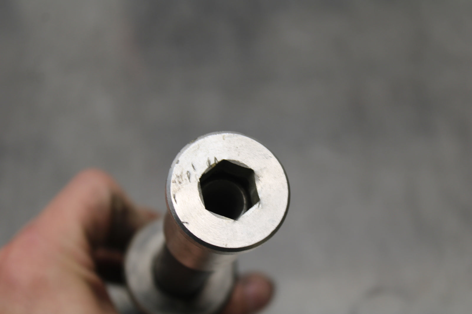 04-05 KAWASAKI NINJA ZX10R FRONT WHEEL RIM AXLE PIVOT BOLT BB163