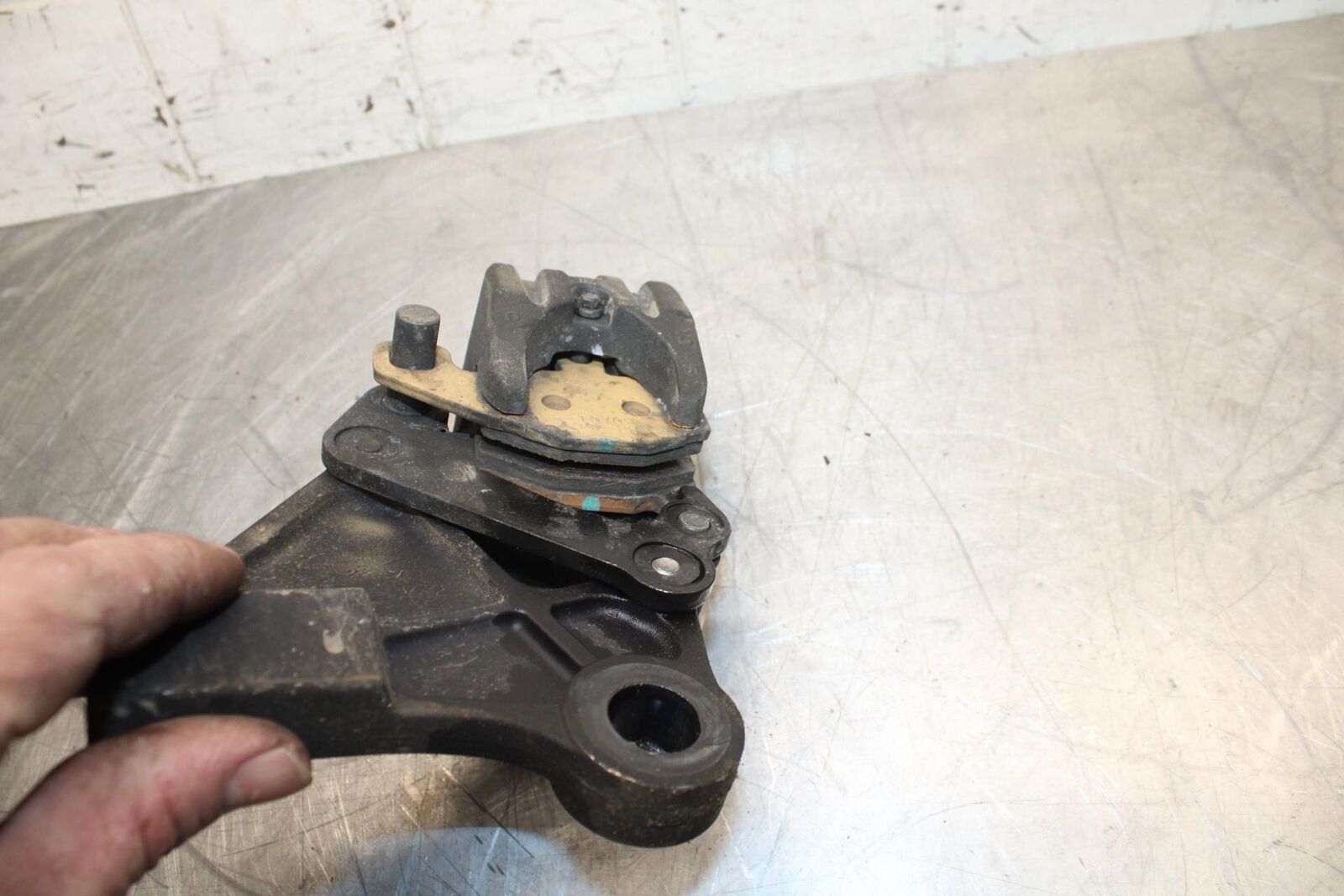 11-14 KAWASAKI VERSYS 650 LE 650C REAR BACK BRAKE CALIPER W MOUNT BRACKET BB498