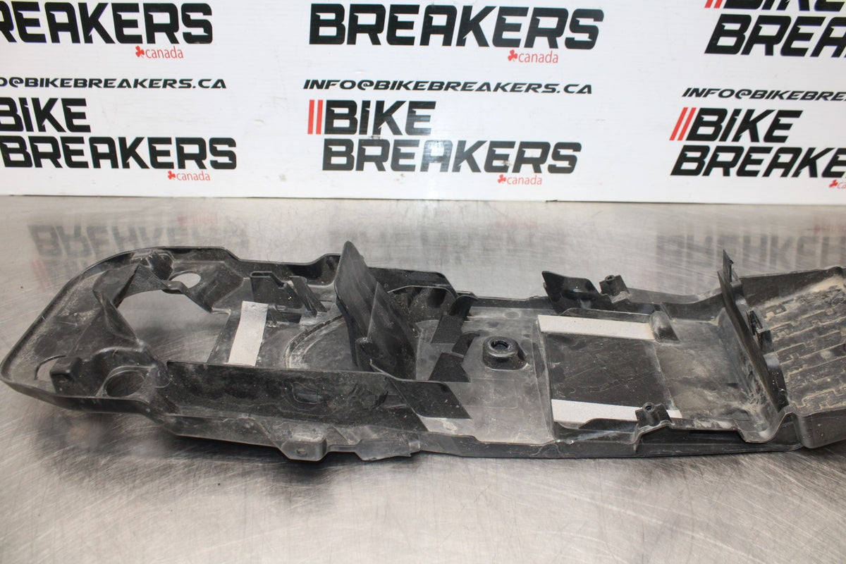08-10 SUZUKI GSXR 600 REAR BACK TAIL UNDERTAIL BATTERY TRAY PLASTIC BB803