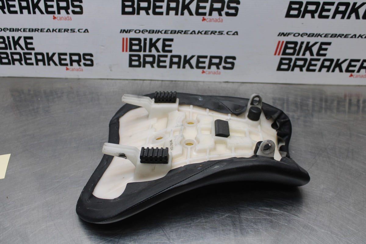 05-06 SUZUKI GSXR1000 FRONT DRIVERS SEAT PAD SADDLE PILLION BB857