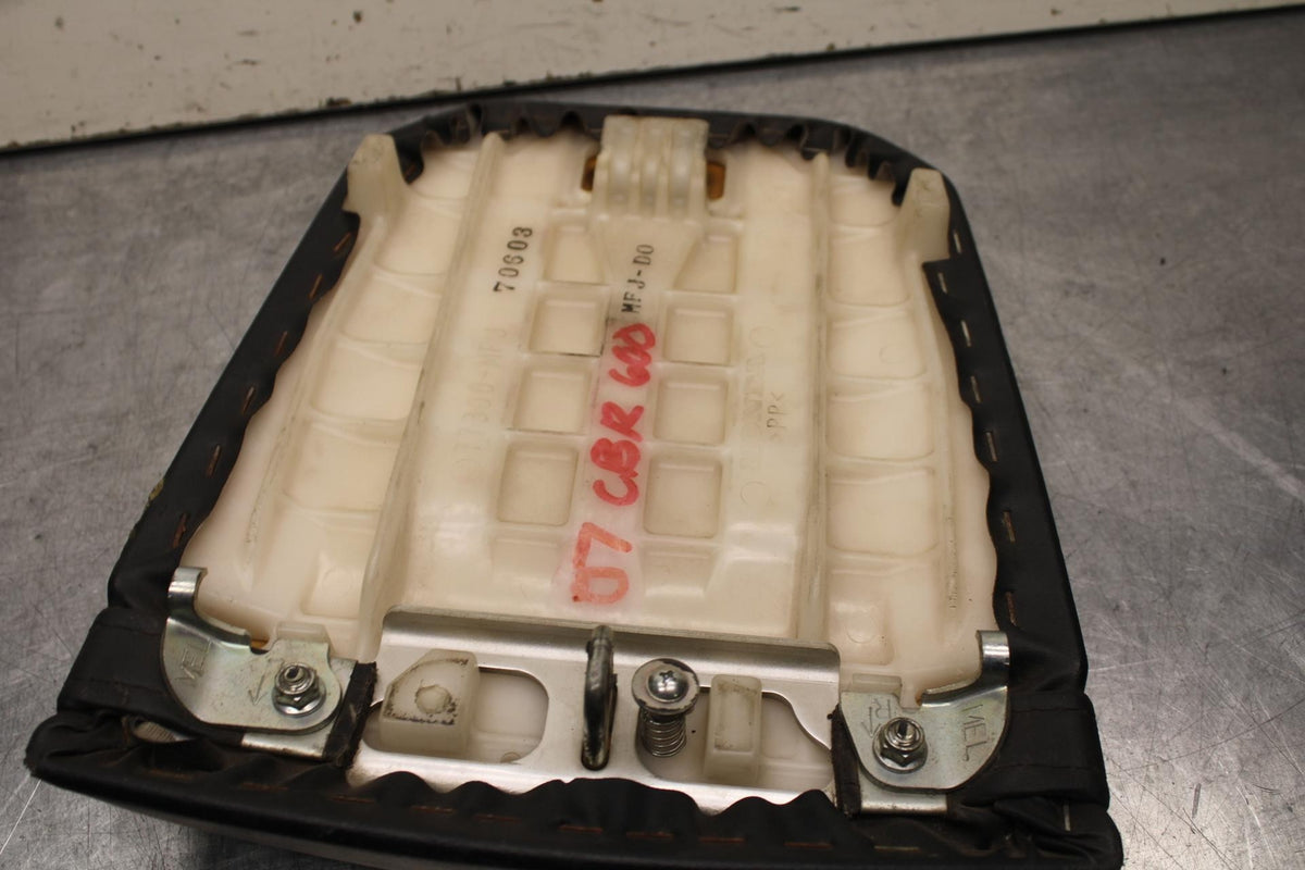 07-12 HONDA CBR600RR REAR BACK PASSENGER SEAT PAD SADDLE PILLION BB622