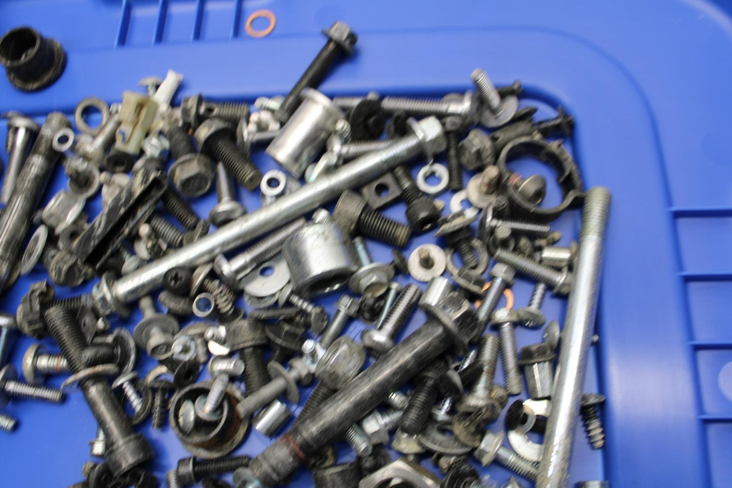 19 YAMAHA YZF R3 LEFTOVER BOLTS HARDWARE MOTOR SCREWS AND MISC. BB56