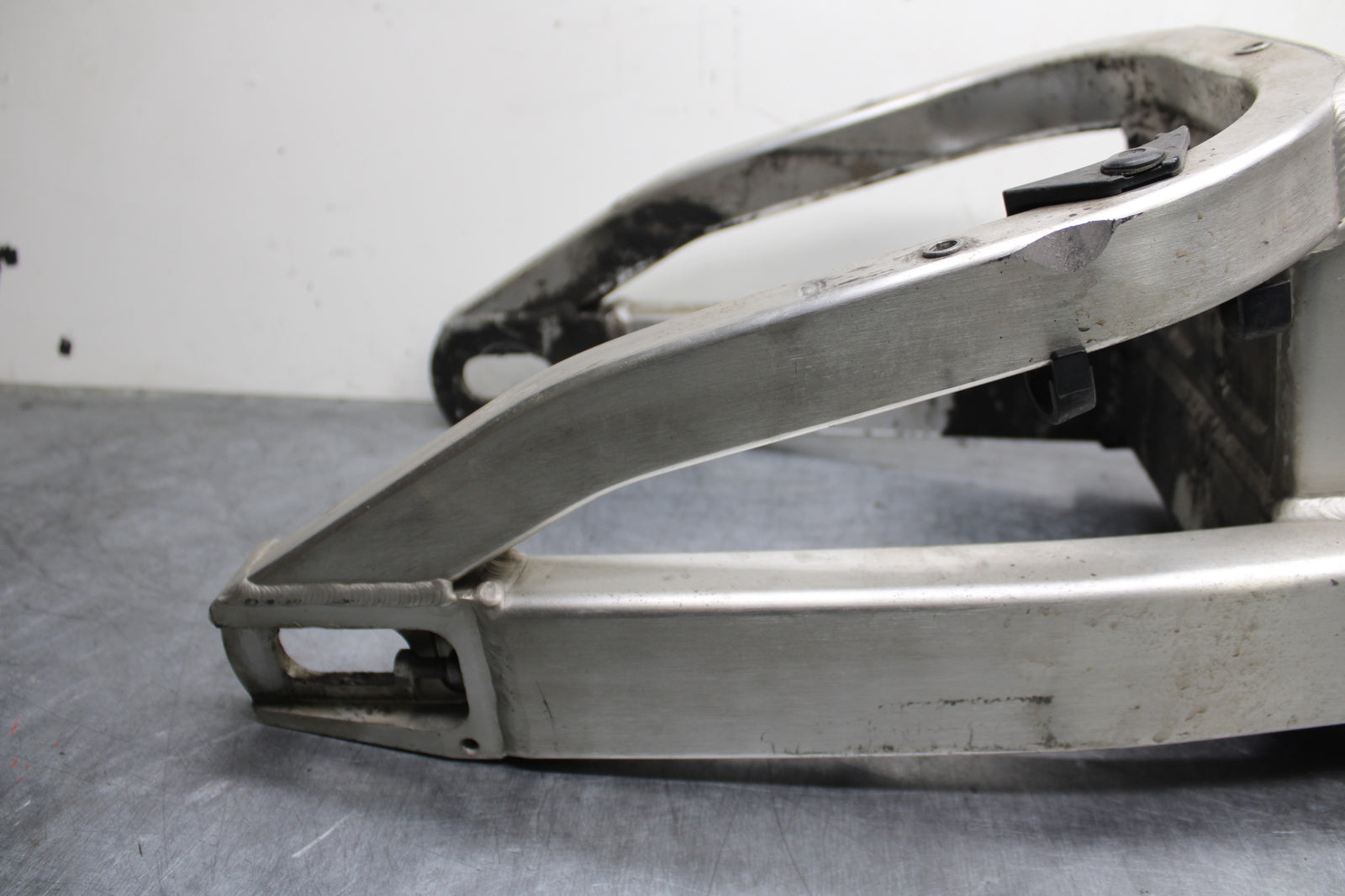 00-01 YAMAHA YZF R1 REAR SWINGARM BACK SUSPENSION SWING ARM BB755