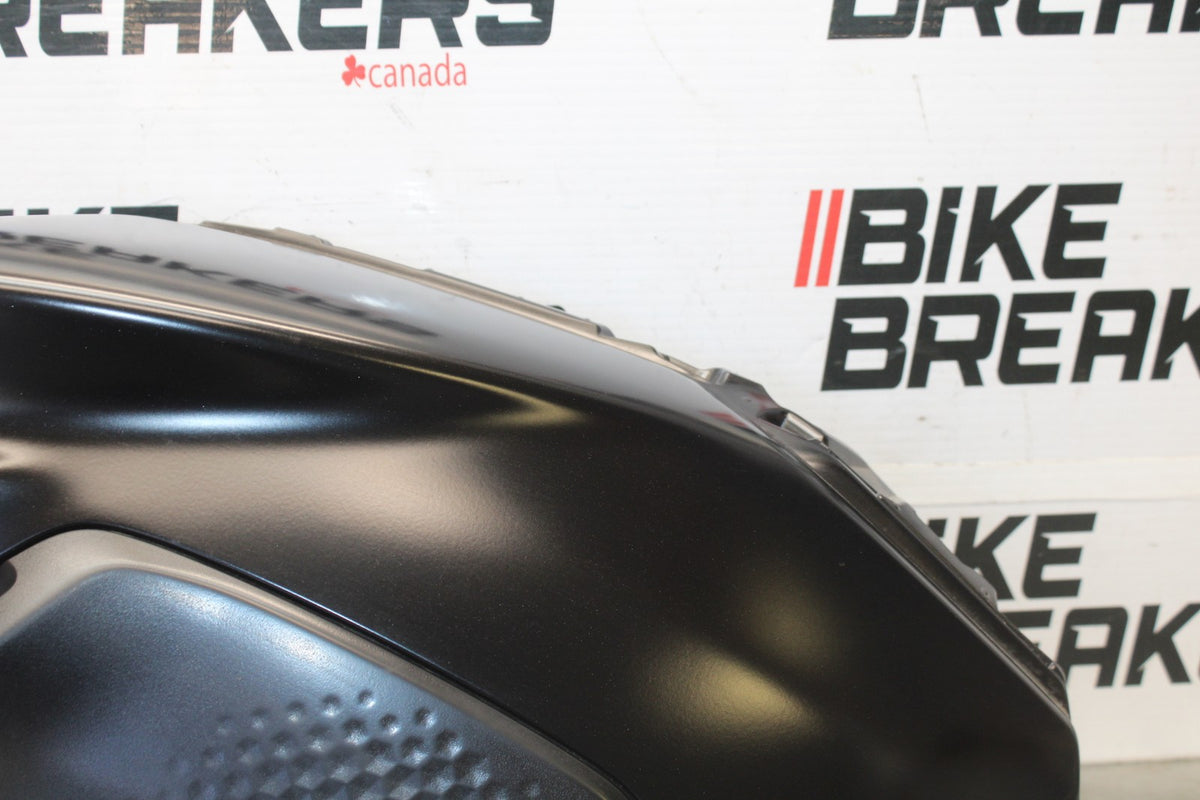 23-24 YAMAHA MT-07 LEFT GAS TANK FUEL CELL COVER FAIRING COWL BB927