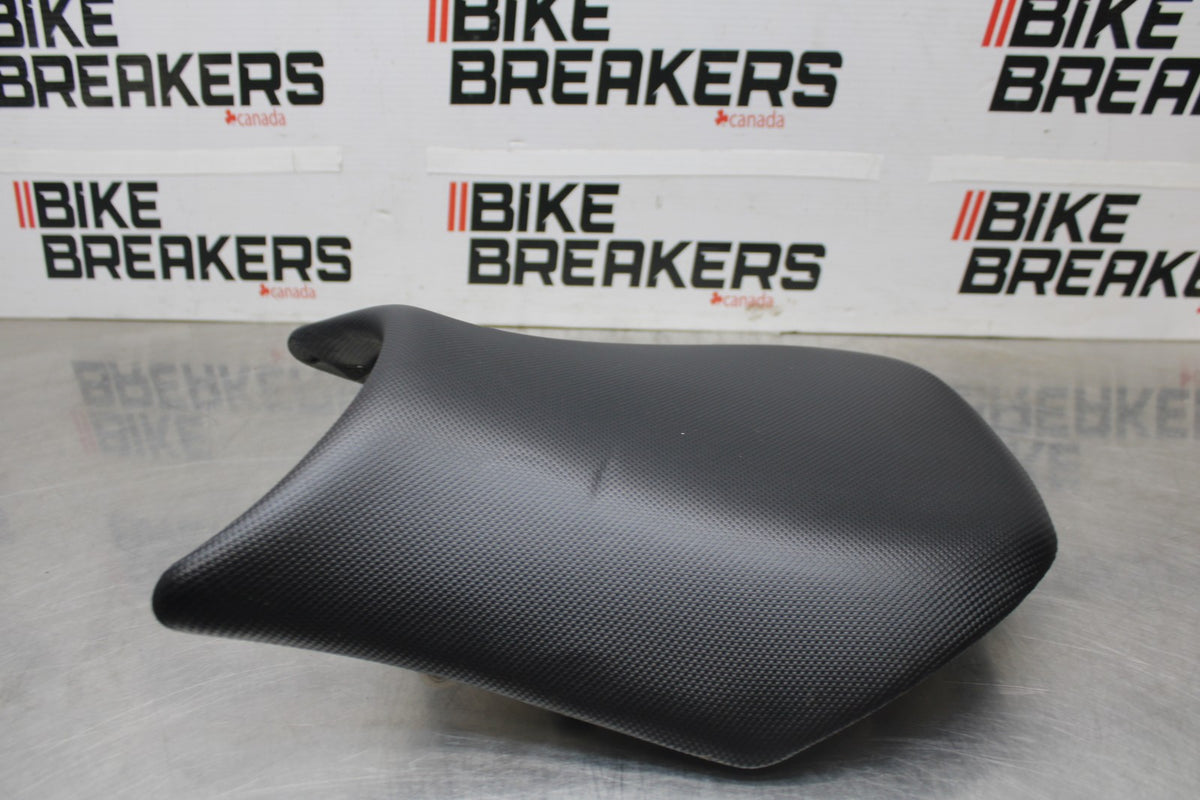 05-06 KAWASAKI NINJA ZX6R FRONT DRIVERS SEAT PAD SADDLE PILLION BB877