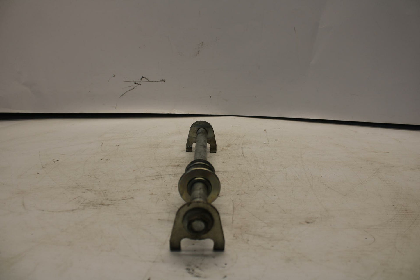 04-09 SUZUKI GS500F REAR AXLE BACK WHEEL RIM PIVOT BOLT AXEL 64711-01D20 BB261