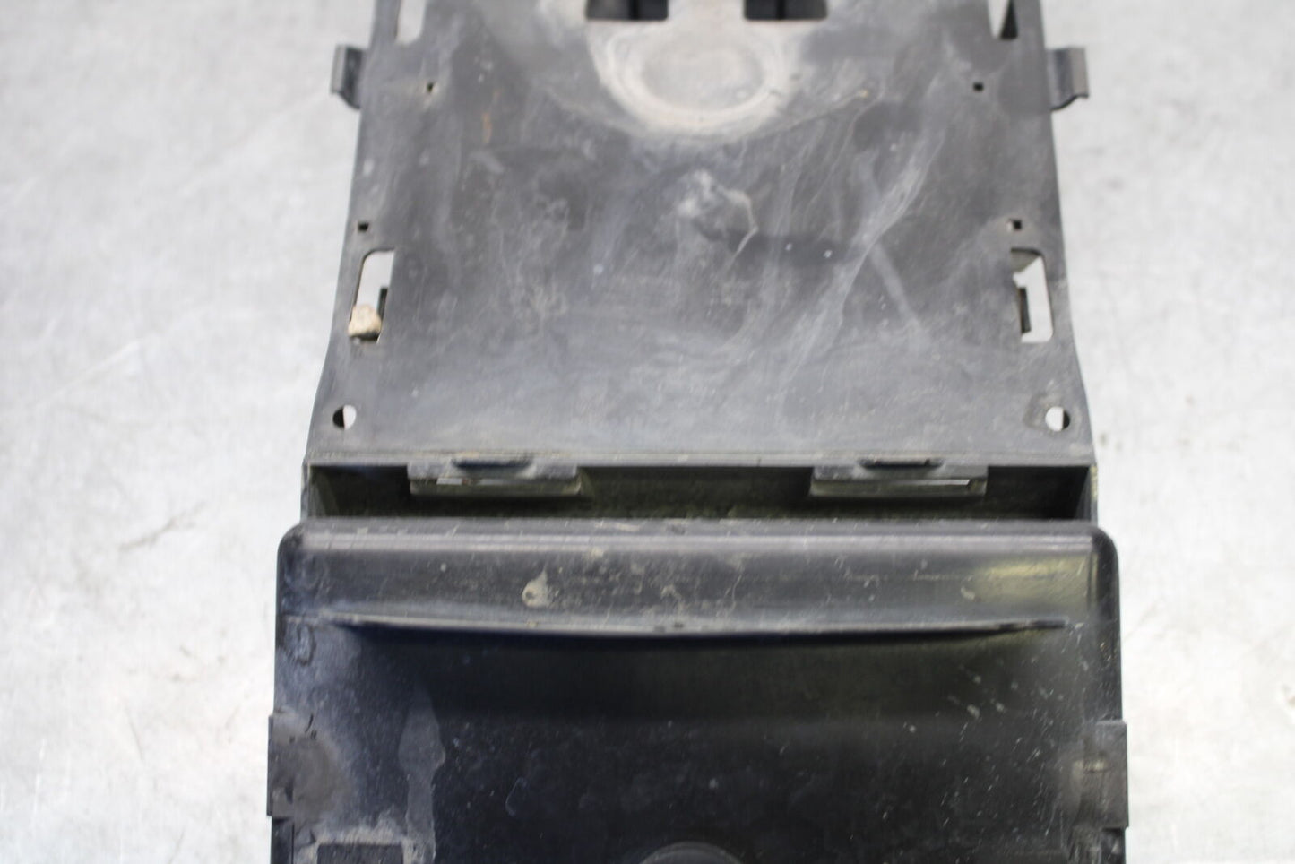 05-06 SUZUKI GSXR1000 REAR BACK TAIL UNDERTAIL BATTERY TRAY 63111-41G01 BB663