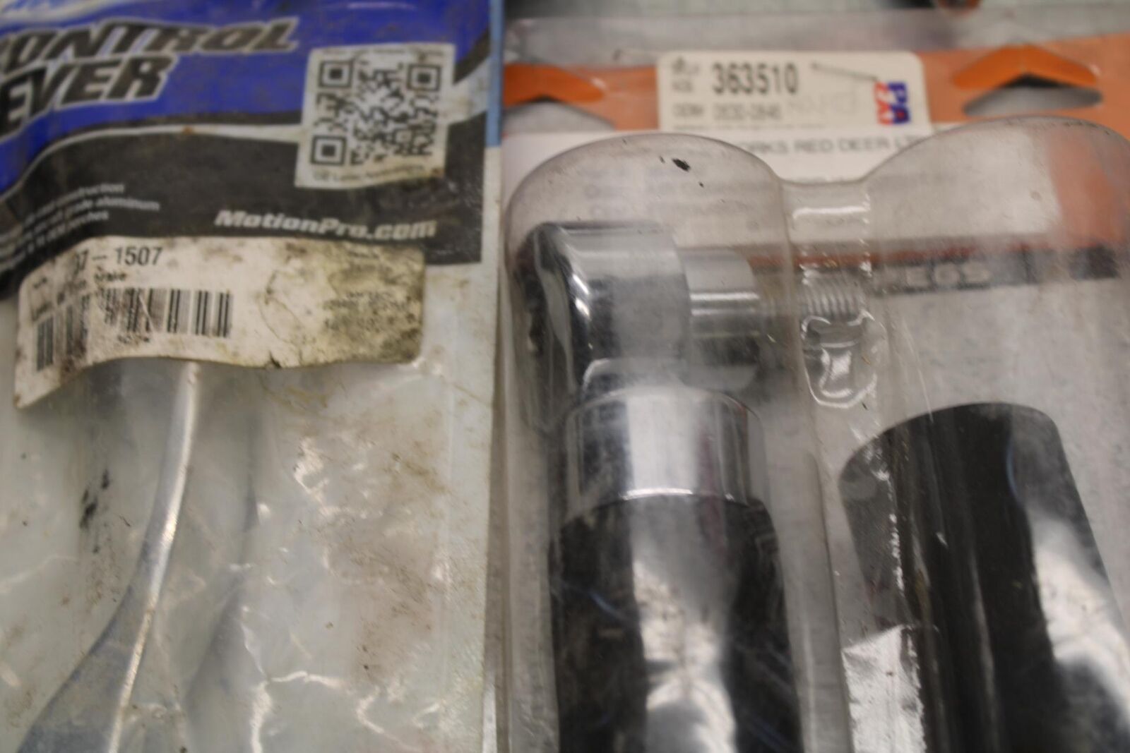 2005 Kawasaki Vulcan 1500 VN1500N RIGHT THROTTLE GRIP AND ASSORTED PARTS BB573