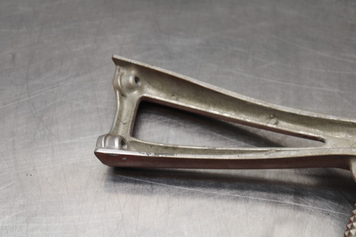 05 YAMAHA YZF R6 REAR BACK PASSENGER PEG SET PAIR BB858