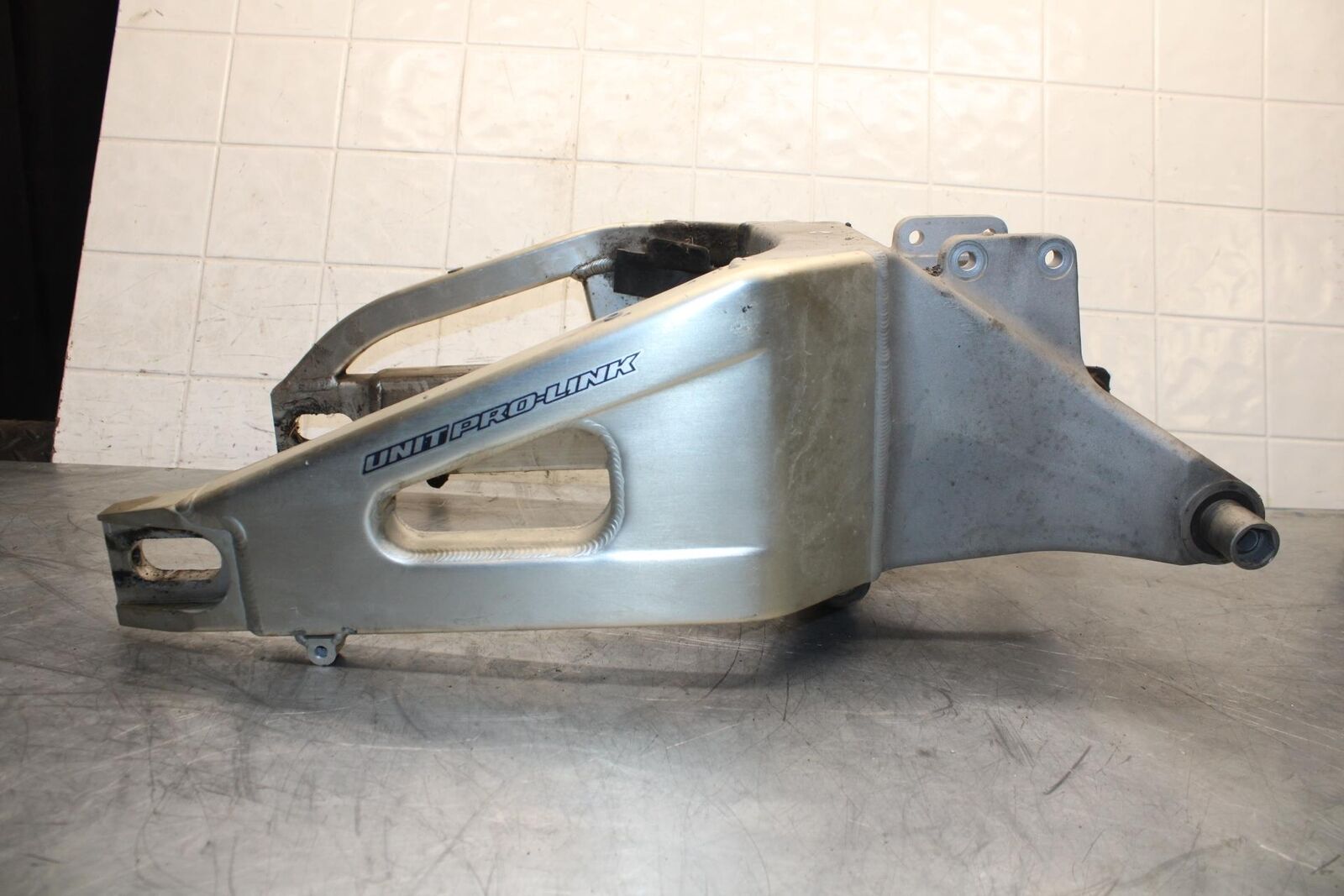 2003 Honda CBR600RR REAR SWINGARM BACK SUSPENSION SWING ARM 52200-MEE-700 BB511