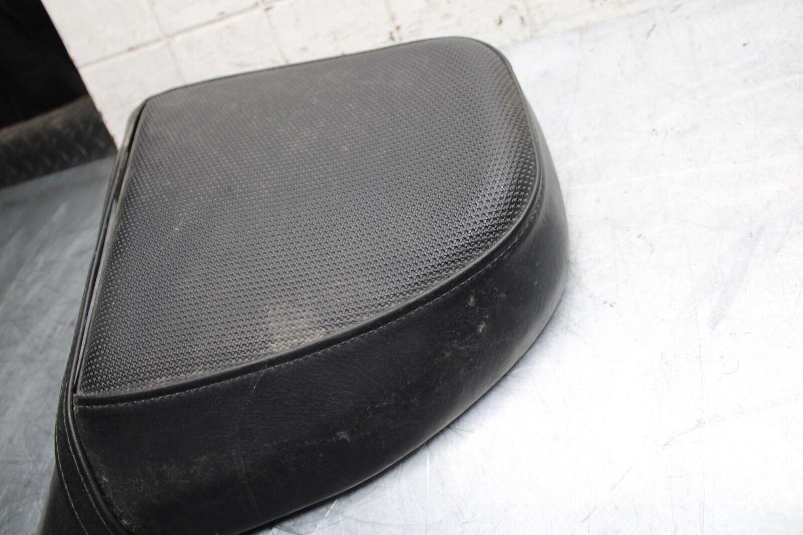 06-09 SUZUKI M109R BOULAVARD REAR BACK PASSENGER SEAT BB501