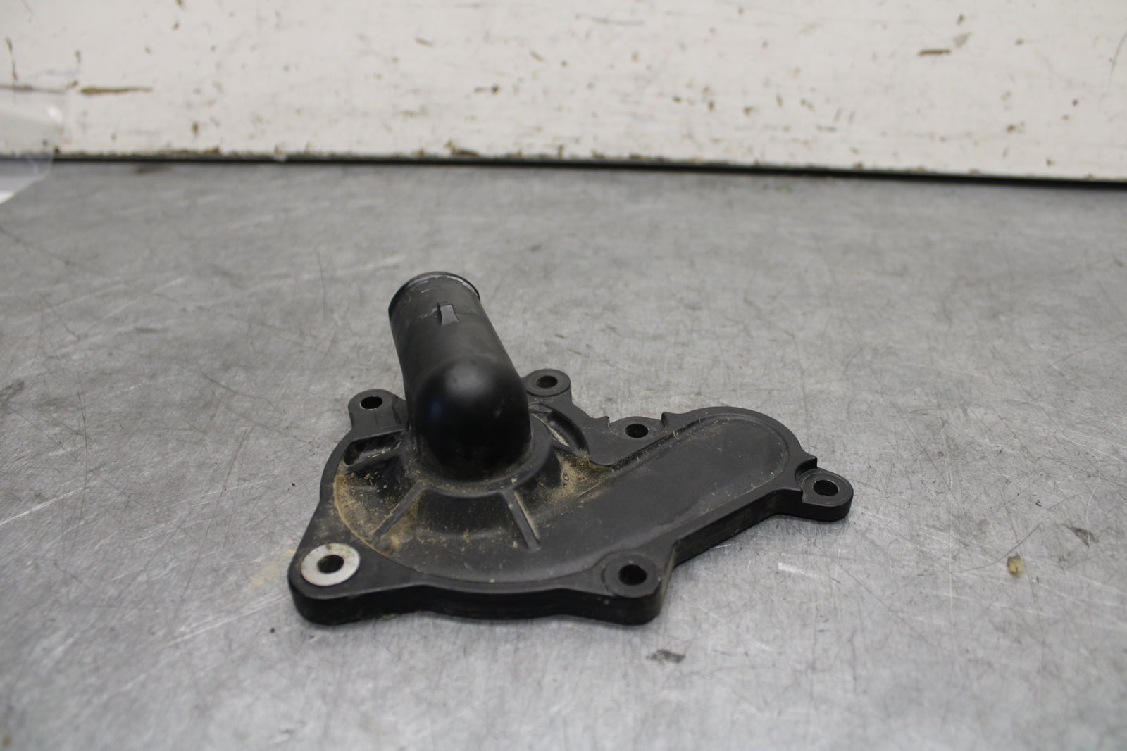 22-24 YAMAHA XSR900 ENGINE WATER COOLANT PUMP COVER BB683