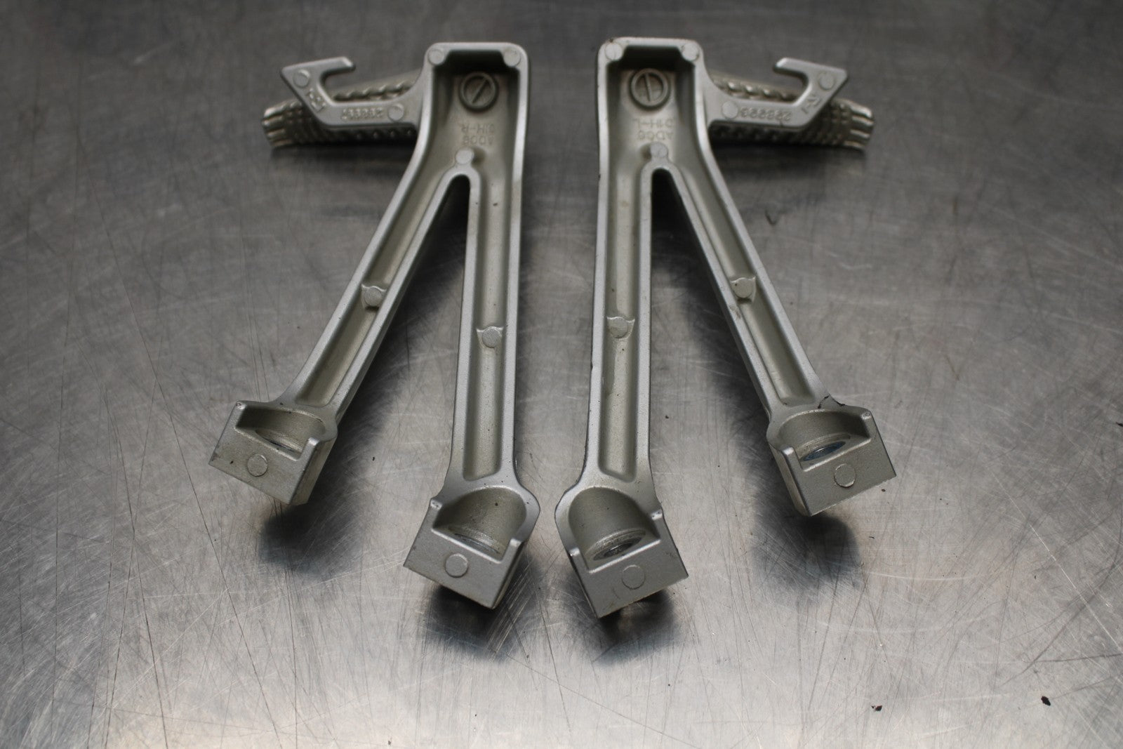 06-07 SUZUKI GSXR 600 REAR BACK PASSENGER PEG SET PAIR BB178
