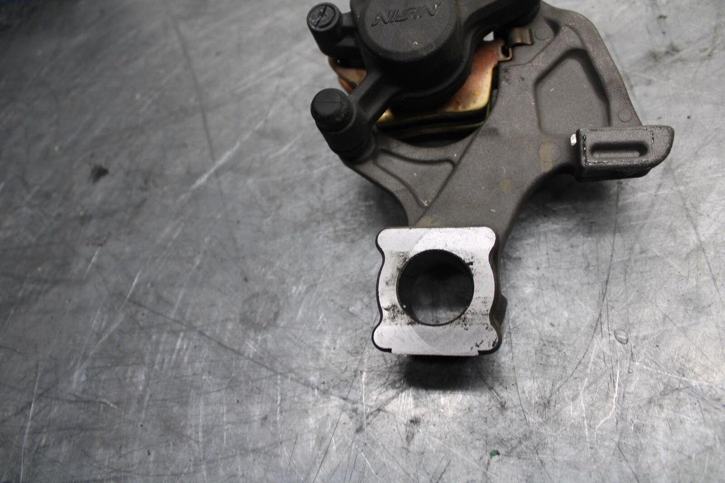 11-21 SUZUKI GSXR750 REAR  BRAKE CALIPER W MOUNT BRACKET 69100-47H10-999  BB474