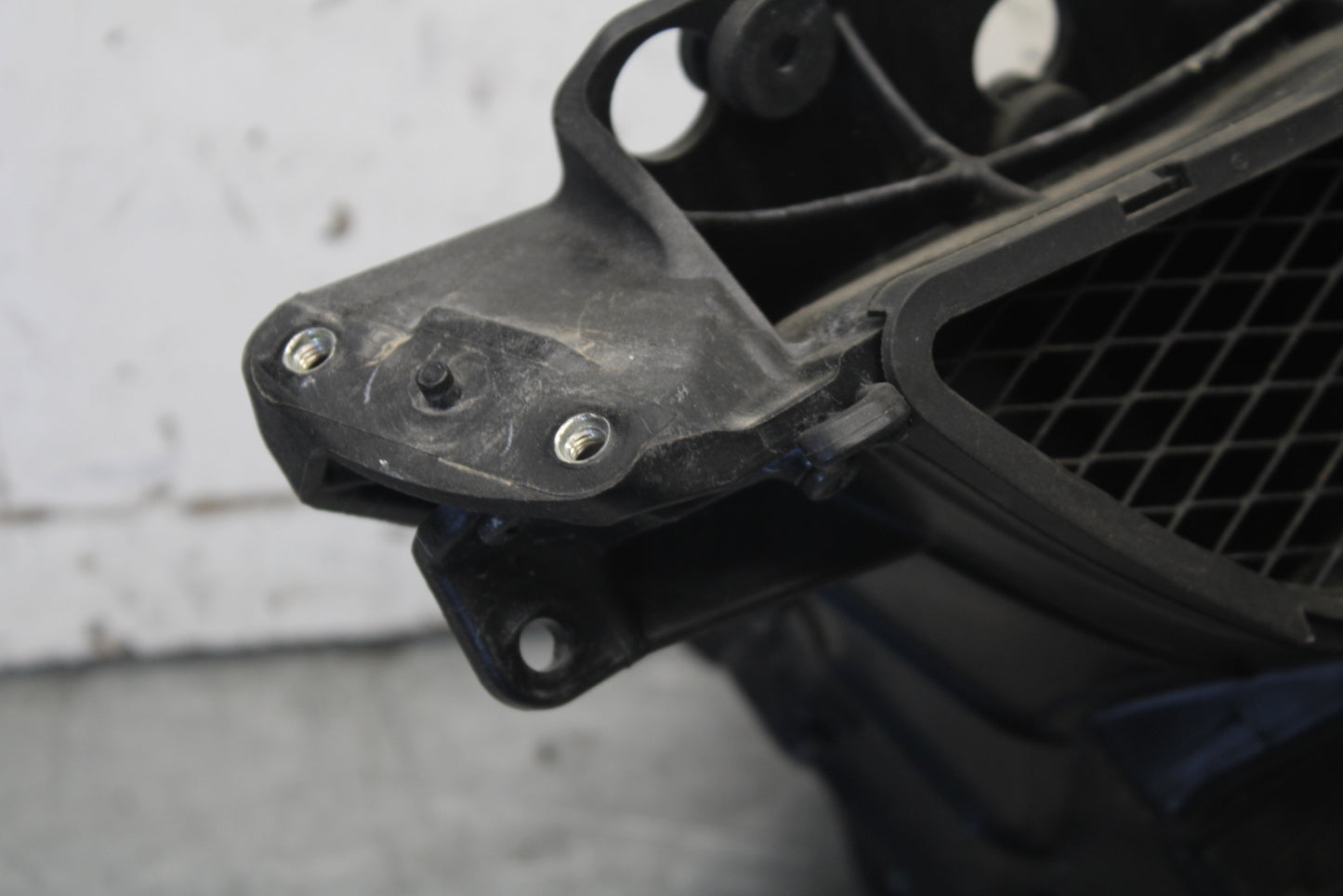 09-12 KAWASAKI NINJA ZX6R UPPER FAIRING MIRROR GAUGES STAY BRACKET BB698