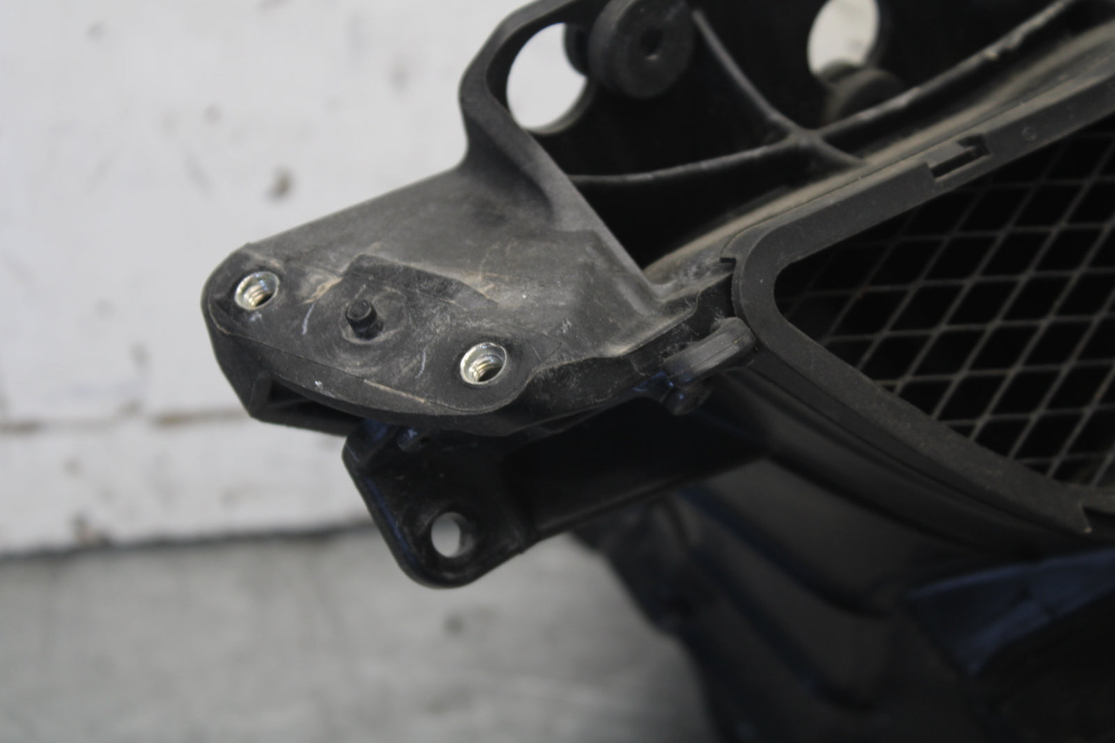 09-12 KAWASAKI NINJA ZX6R UPPER FAIRING MIRROR GAUGES STAY BRACKET BB698