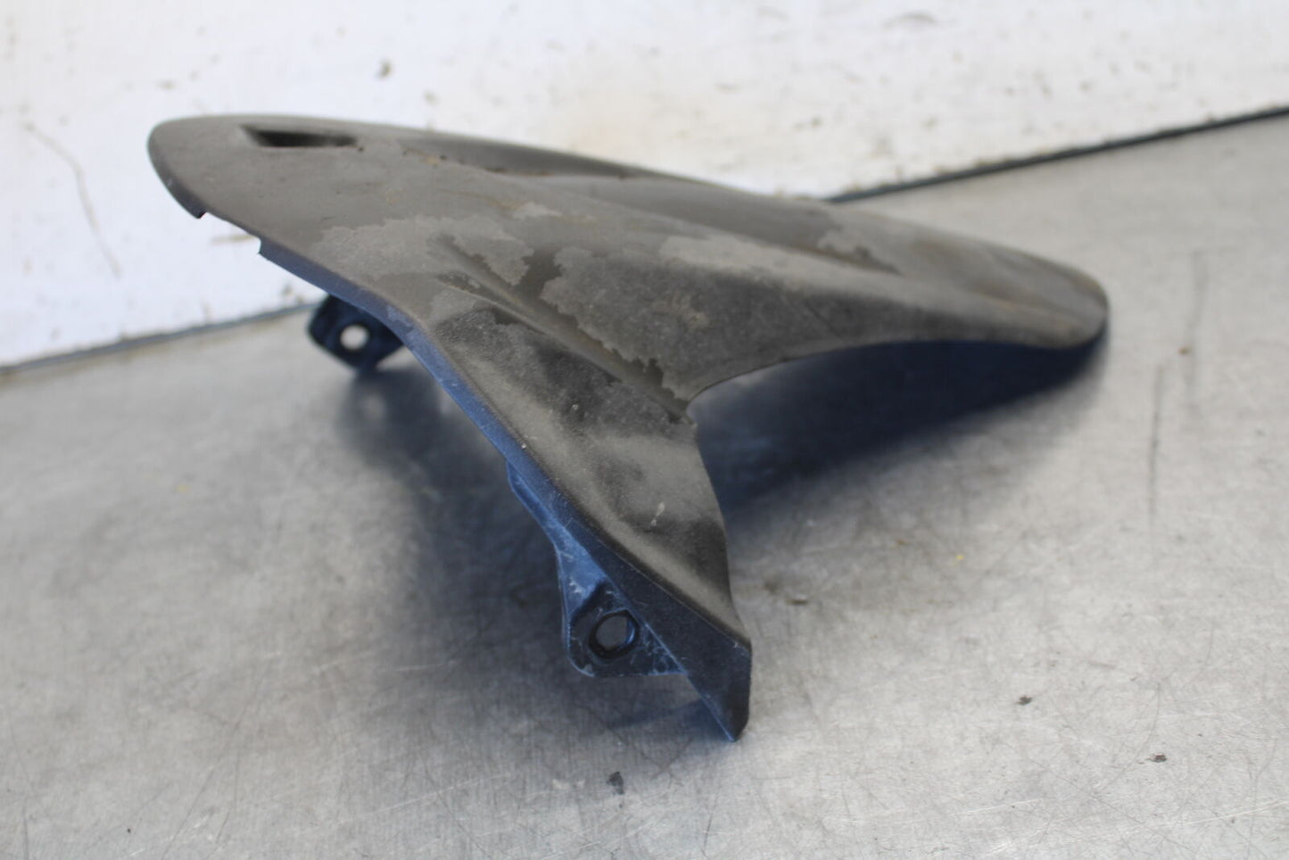 11-24 SUZUKI GSXR750 REAR BACK WHEEL TIRE HUGGER FENDER BB687