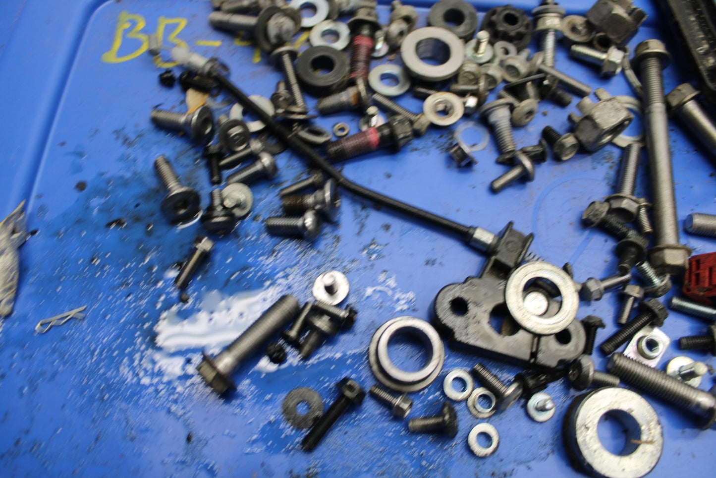 18 KAWASAKI Z 400 LEFTOVER  MOUNTING BOLTS HARDWARE MOTOR SCREWS BB469