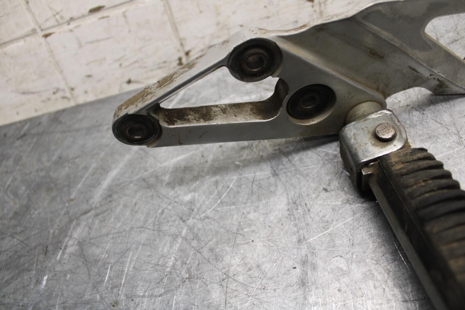 1993 Suzuki GSXR1100W LEFT REARSET REAR SET DRIVER FOOT PEG REST STOP BB46