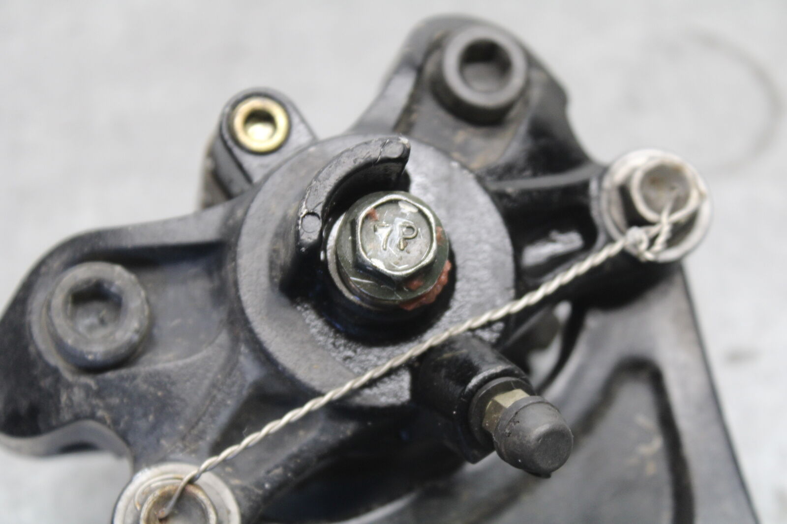 05-06 SUZUKI GSXR1000 REAR BACK BRAKE CALIPER W MOUNT BRACKET BB677