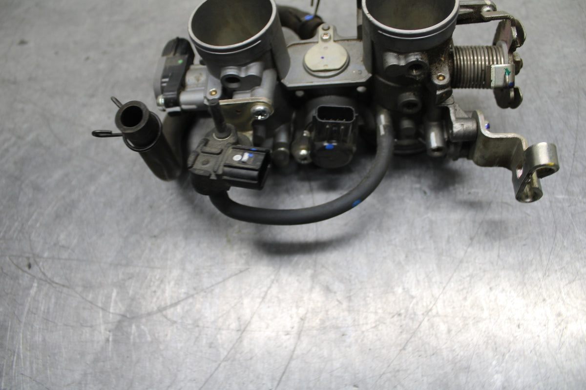 24 KAWASAKI NINJA 500 ABS MAIN FUEL INJECTORS / THROTTLE BODIES BB744
