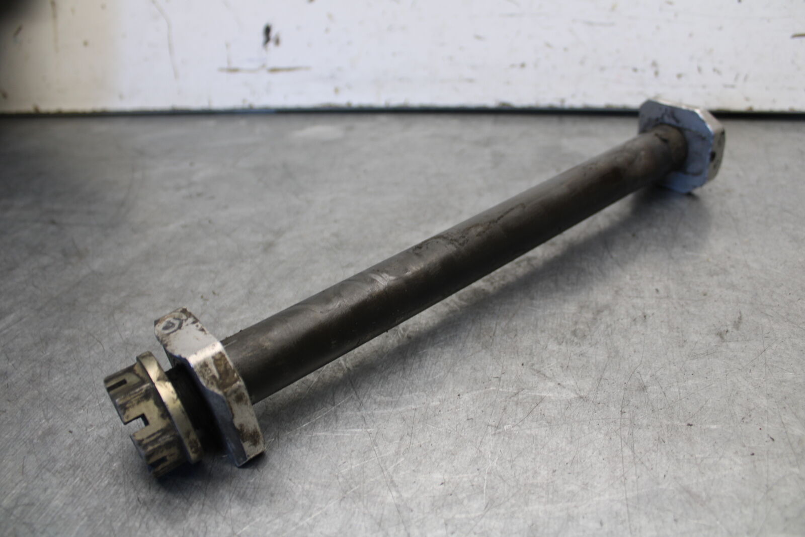 04-05 SUZUKI GSXR600 REAR AXLE BACK WHEEL RIM PIVOT BOLT AXEL 64711-33E10 BB658