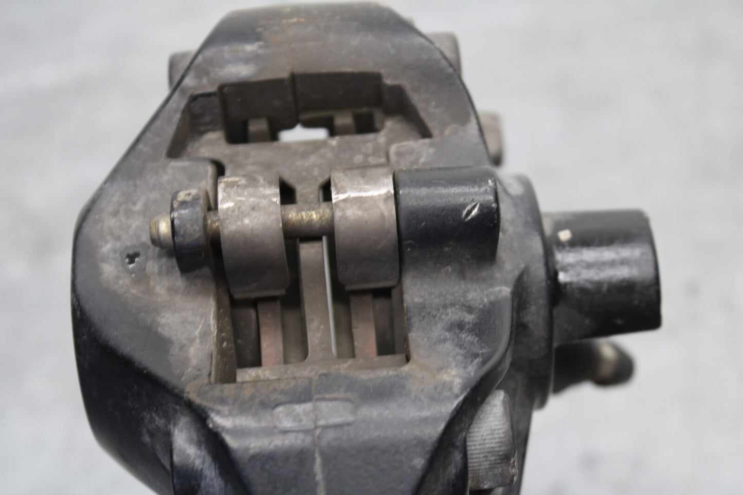 05-06 SUZUKI GSXR1000 REAR BRAKE CALIPER W MOUNT BRACKET 69100-29G20-999 BB663