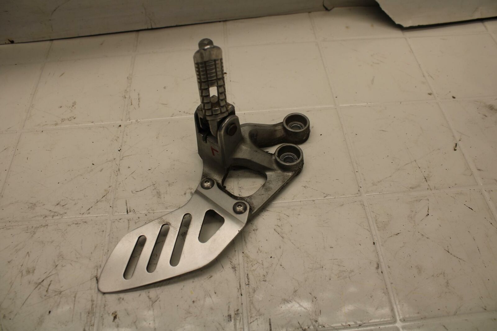 06-07 SUZUKI GSXR750 LEFT REARSET REAR SET DRIVER FOOT PEG BRACKET MOUNT BB300 B