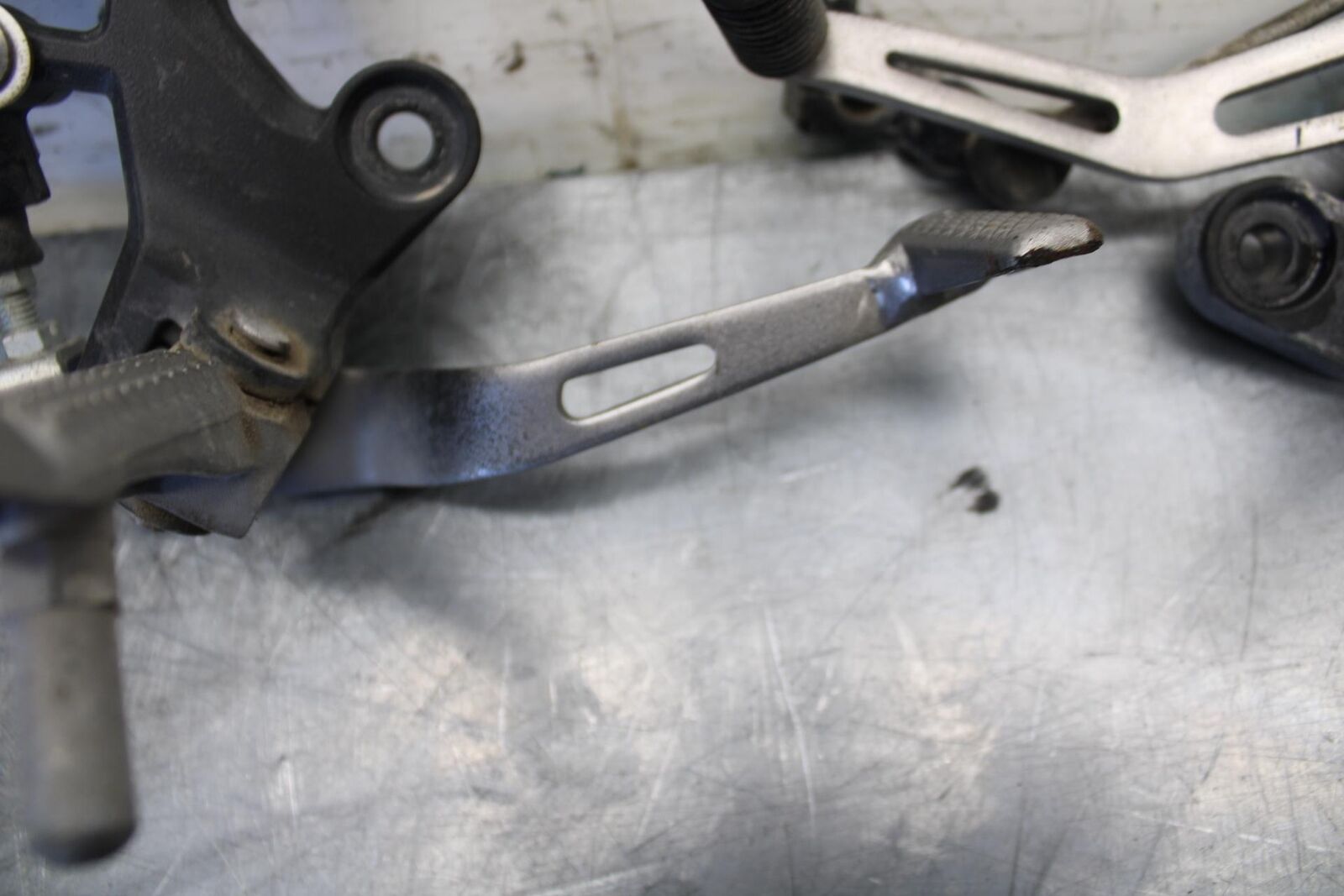 18 KAWASAKI Z 400 RIGHT LEFT REARSETS REAR SET DRIVER FOOT PEGS  BB469