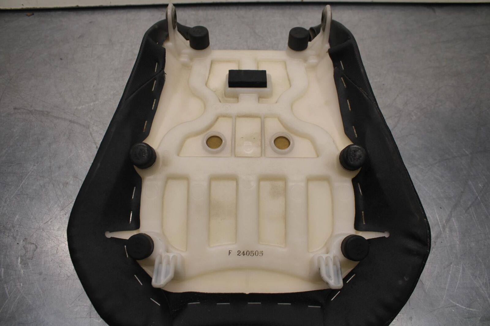 2011 Suzuki GSXR600 FRONT DRIVERS SEAT PAD SADDLE 45100-14J10-DW2 BB602