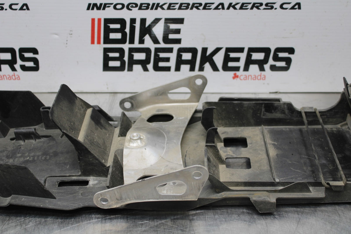 06-07 SUZUKI GSXR 600 REAR BACK TAIL UNDERTAIL BATTERY TRAY PLASTIC BB178