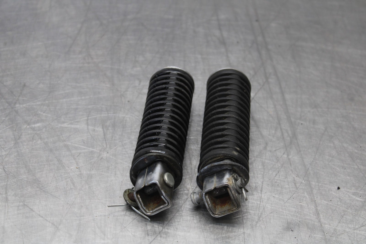 03 HONDA SHADOW SPIRIT 750 VT750DC REAR PASSENGER FOOT STEP PEG SET BB907