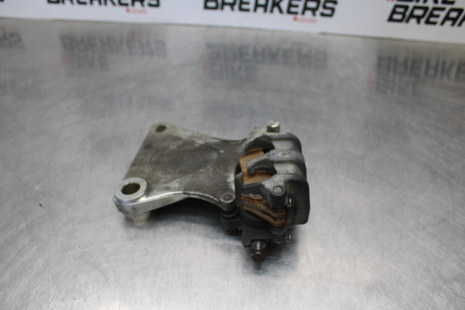 05 TRIUMPH ROCKET III REAR BACK BRAKE CALIPER W MOUNT BRACKET BB186
