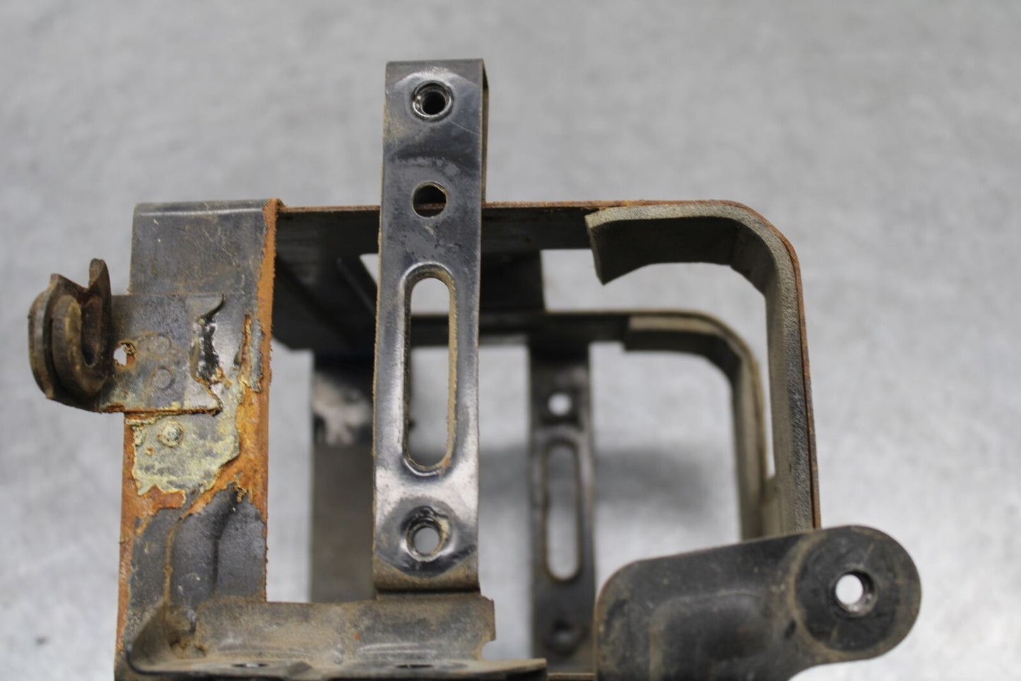 85-86 SUZUKI MADURA 1200 BATTERY TRAY BOX HOLDER  BB691