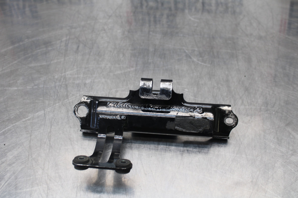 04-05 KAWASAKI NINJA ZX10R GAS TANK FUEL PETROL RESERVOIR BRACKET MOUNT BB163