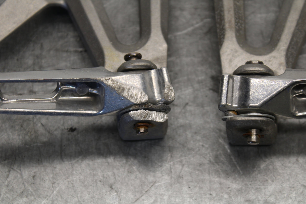 05-06 HONDA CBR600RR REAR BACK PASSENGER PEG SET PAIR  BB689