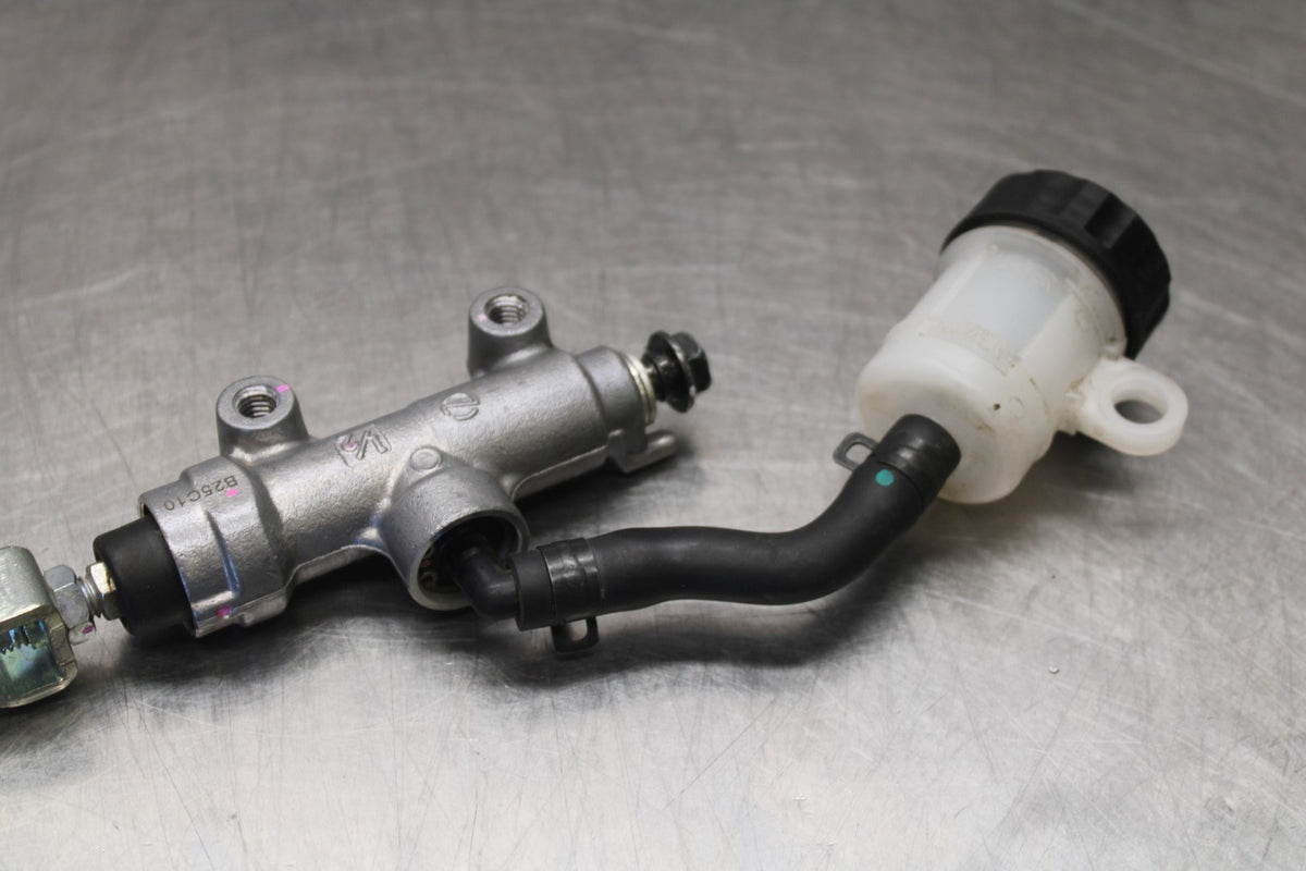 25 KAWASAKI Z900 REAR BACK BRAKE MASTER CYLINDER W RESERVOIR BB928