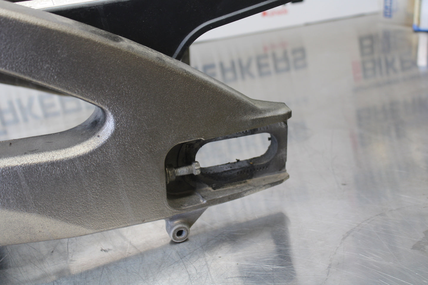 11 SUZUKI GSXR1000 REAR SWINGARM BACK SUSPENSION SWING ARM BB142