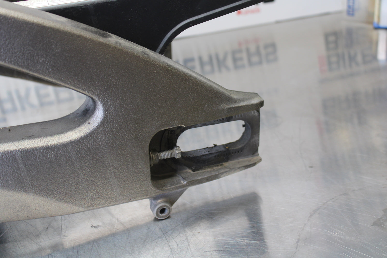 11 SUZUKI GSXR1000 REAR SWINGARM BACK SUSPENSION SWING ARM BB142