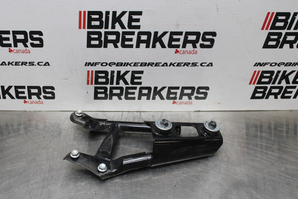 15 SUZUKI BOULEVARD C50 MUFFLER EXHAUST PIPE BRACKET MOUNT BB775