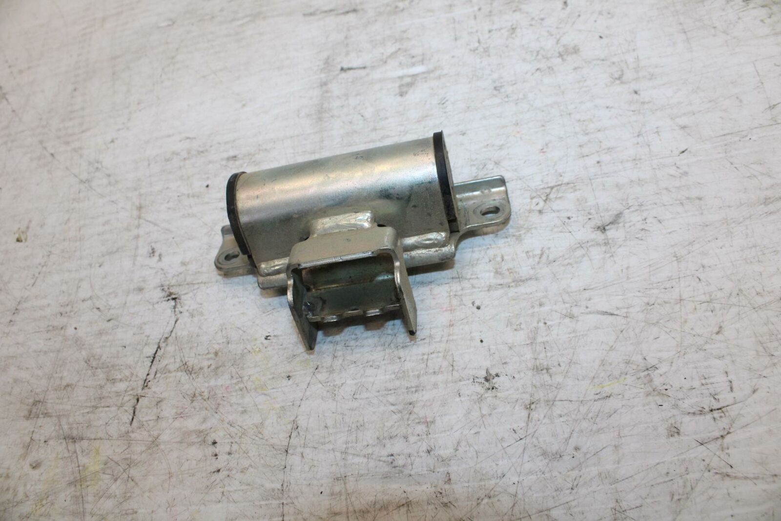 09 YAMAHA FZ6 GAS TANK FUEL CELL PETROL RESERVOIR BRACKET MOUNT BB295
