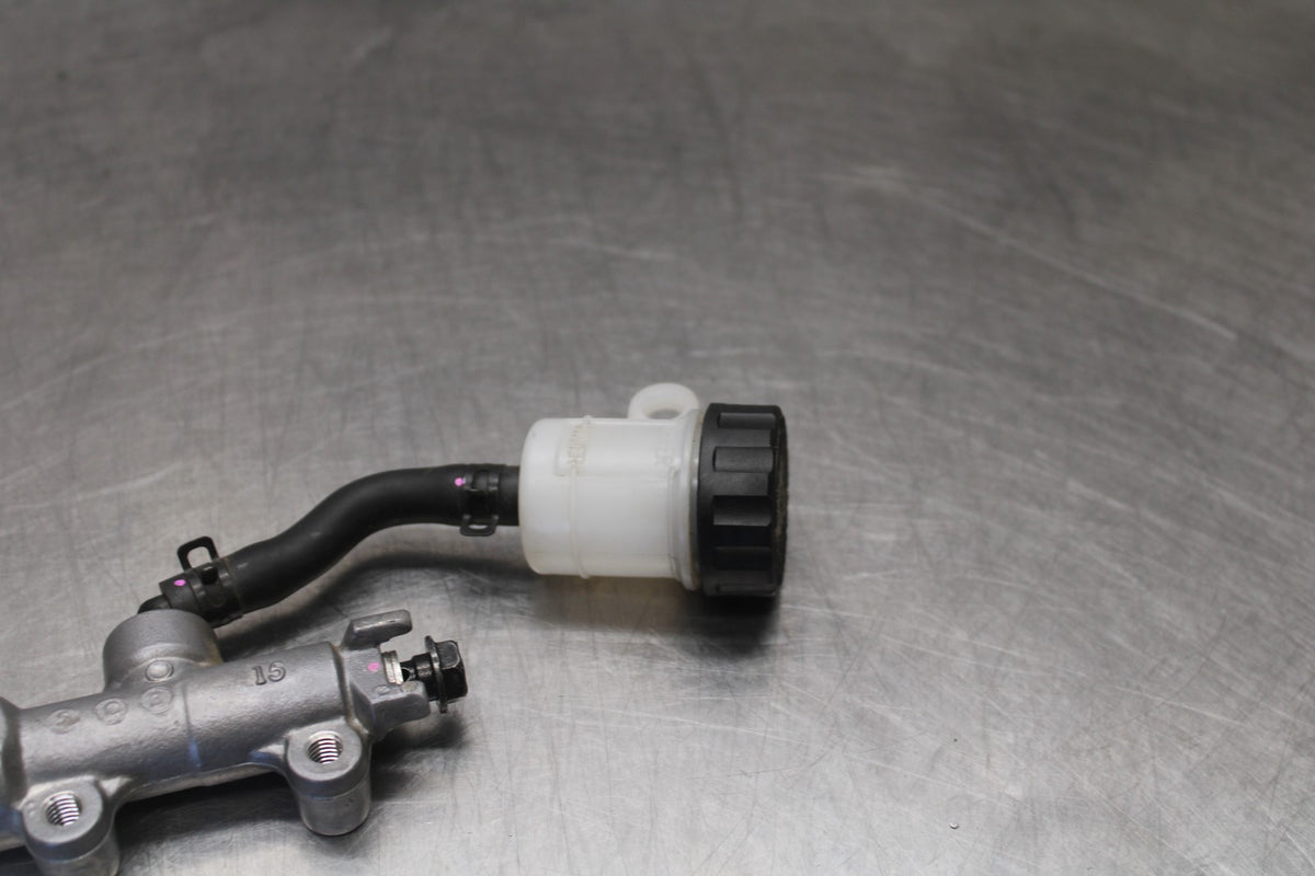 25 KAWASAKI Z900 REAR BACK BRAKE MASTER CYLINDER W RESERVOIR BB928