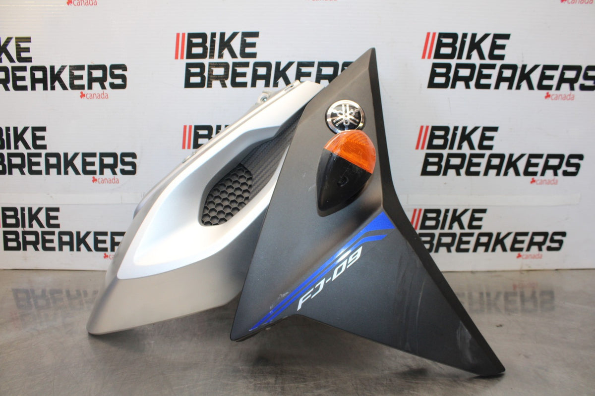 15-17 YAMAHA FJ09 RIGHT FRONT UPPER MID SIDE FAIRING COWL PLASTIC BB906