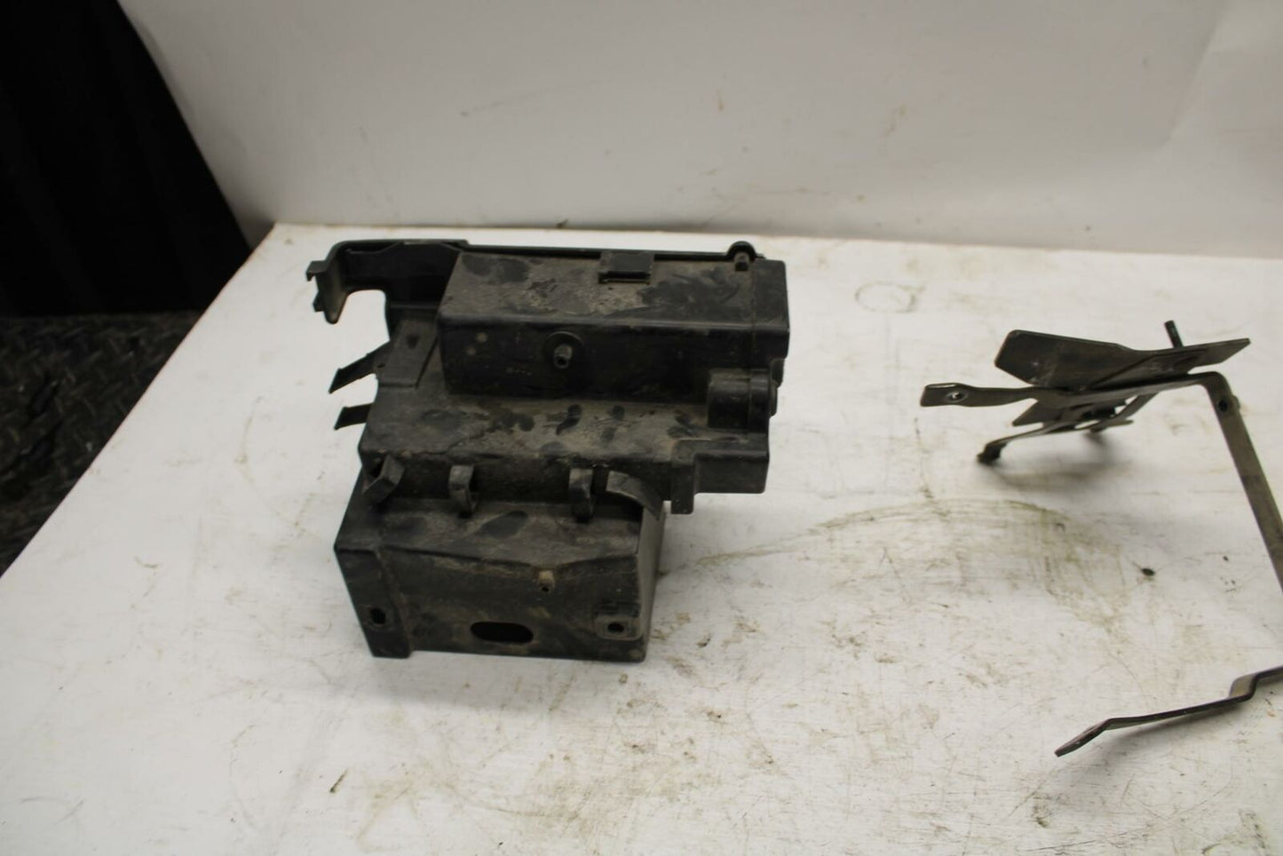06 HONDA SHADOW 750 VT750C BATTERY TRAY BOX HOLDER BB352