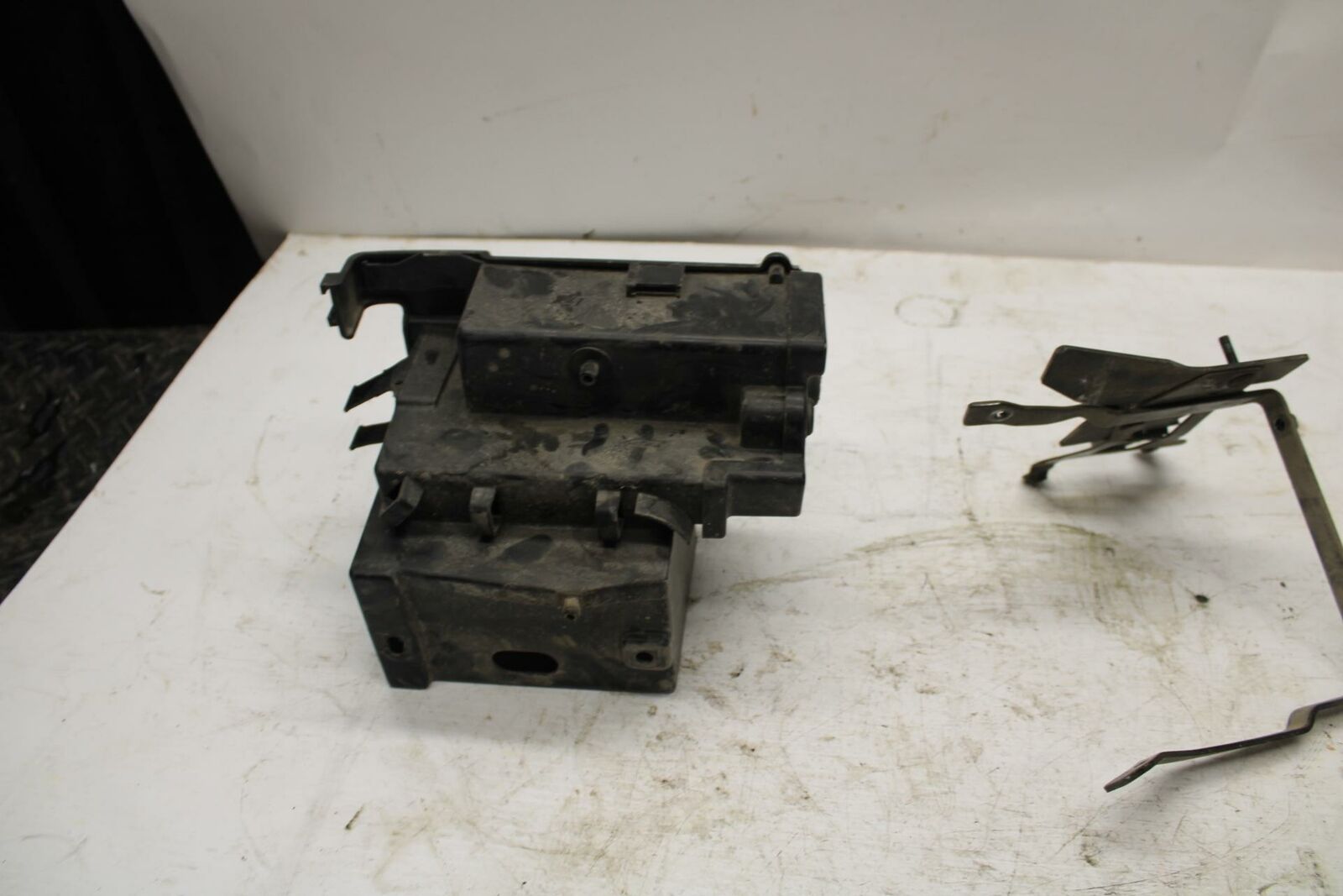 06 HONDA SHADOW 750 VT750C BATTERY TRAY BOX HOLDER BB352